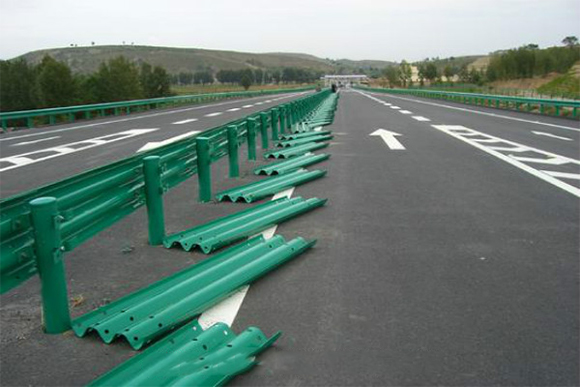 安徽波形护栏的维护与管理确保道路安全的关键步骤
